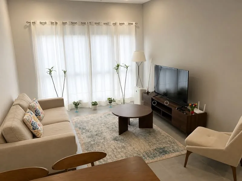 Living features: 3-seater fabric sofa in beige, decorative cushions with colorful patterns, round wooden coffee table, TV console in dark wood, wall-mounted flat-screen TV, area rug with geometric pattern, floor lamp, large windows with sheer white curtains, indoor plants, light grey painted walls, tile flooring; style: modern.