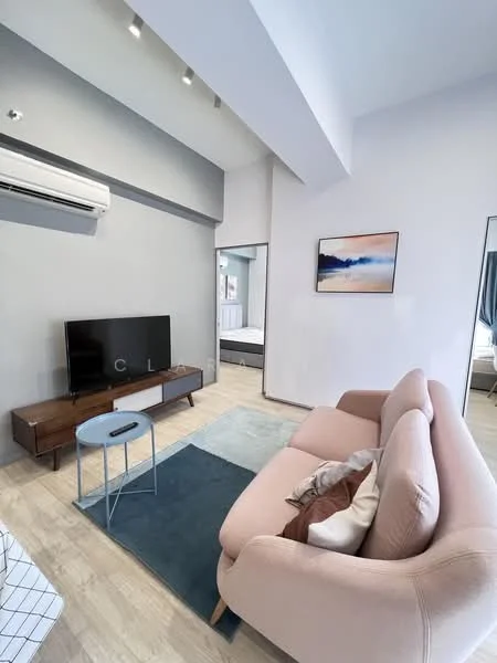 Living features: light grey painted walls, wooden flooring, 5-blade ceiling fan with light, wall-mounted TV, wooden TV console, pink fabric sofa, coffee table, area rug in blue, decorative artwork on wall, air conditioning unit; style: modern.