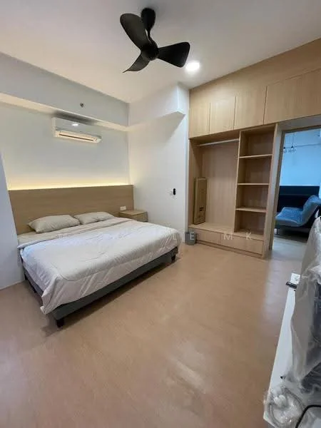 Bedroom features: queen-size bed, upholstered headboard, 2 bedside lamps, built-in wardrobe with shelves, wall-mounted air conditioning unit, ceiling fan, light-colored walls, laminate flooring; style: modern.