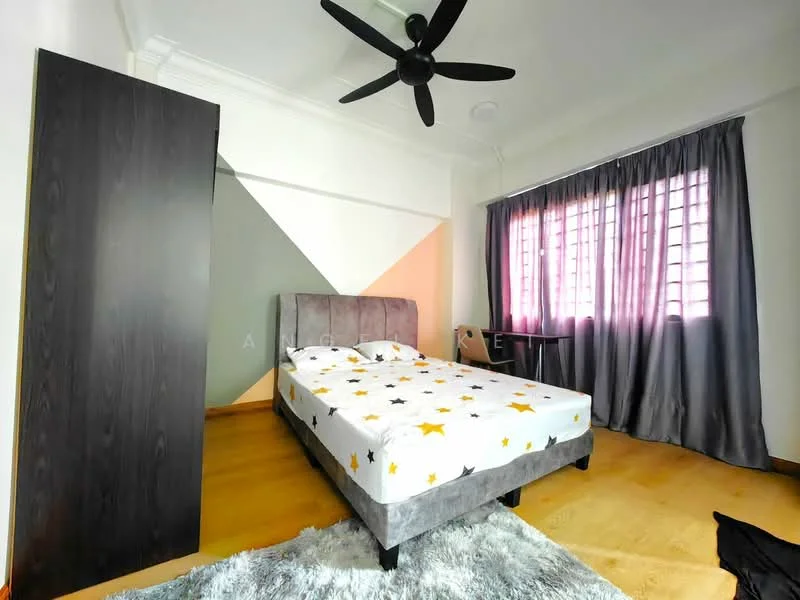Bedroom features: queen-size bed with star-patterned bedding, upholstered headboard, wooden flooring, 5-blade ceiling fan, grey curtains, painted accent wall with geometric design, built-in wardrobe, area rug with soft texture; style: modern.