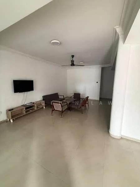 Living features: white painted walls, ceiling with recessed lighting, 5-blade ceiling fan, floor tiles in light beige, wall-mounted TV, wooden TV console, 2-seater fabric sofa in grey, 2 wooden armchairs, coffee table, open layout; style: modern.