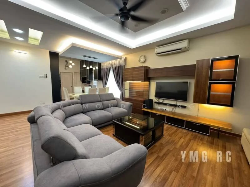 Living features: L-shape sectional sofa in grey, coffee table with glass top, wall-mounted TV, TV console with wooden finish, recessed downlights, ceiling fan with light, wooden flooring, decorative wall paneling, curtains in dark grey, wall clock; style: modern.