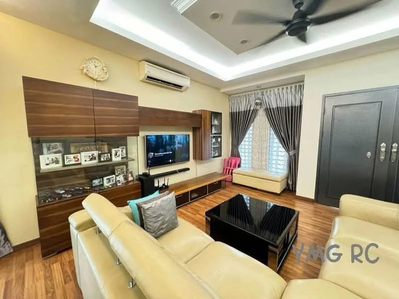 Living features: cream leather sofa, black glass coffee table, wall-mounted TV, wooden TV console, decorative wall clock, recessed ceiling lights, 5-blade ceiling fan, curtains with geometric pattern, laminate flooring, built-in shelving unit, accent chair in pink; style: modern.