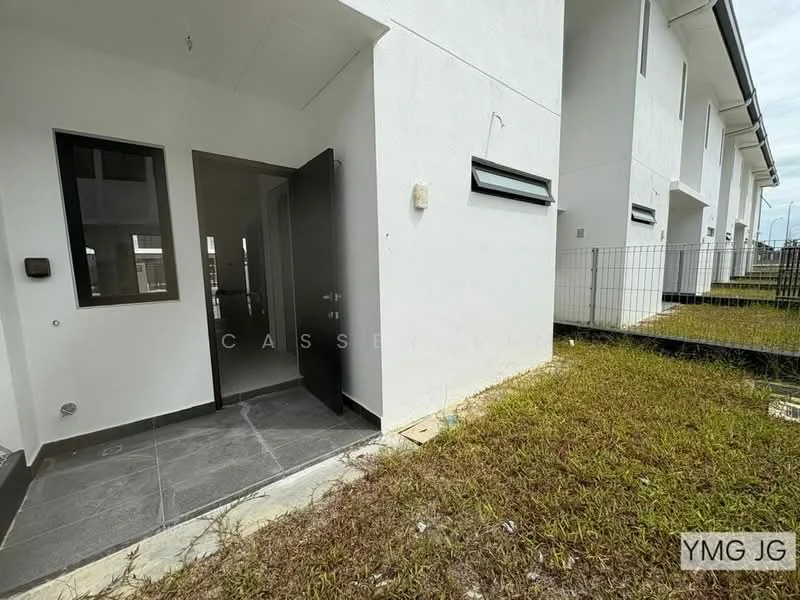 Exterior type: linked terrace house; features: white painted facade, flat roof, single-storey, manicured lawn, paved walkway, fenced perimeter, entrance door, large windows, grass area; style: modern.
