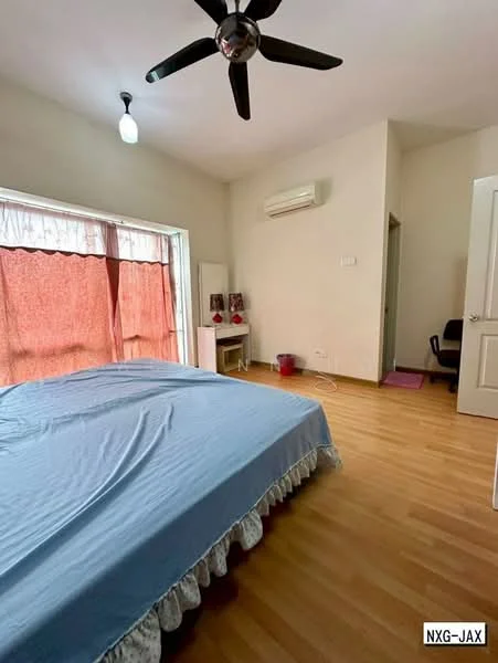 Bedroom features: queen-size bed with blue bedspread, wooden flooring, 5-blade ceiling fan, wall-mounted air conditioning unit, large window with sheer curtains, white painted walls, built-in wardrobe, study desk with chair; style: modern.