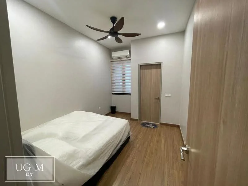 Bedroom features: queen-size bed, wooden flooring, 5-blade ceiling fan, wall-mounted split AC, white painted walls, window with blinds, door with wood finish, decorative rug; style: modern.