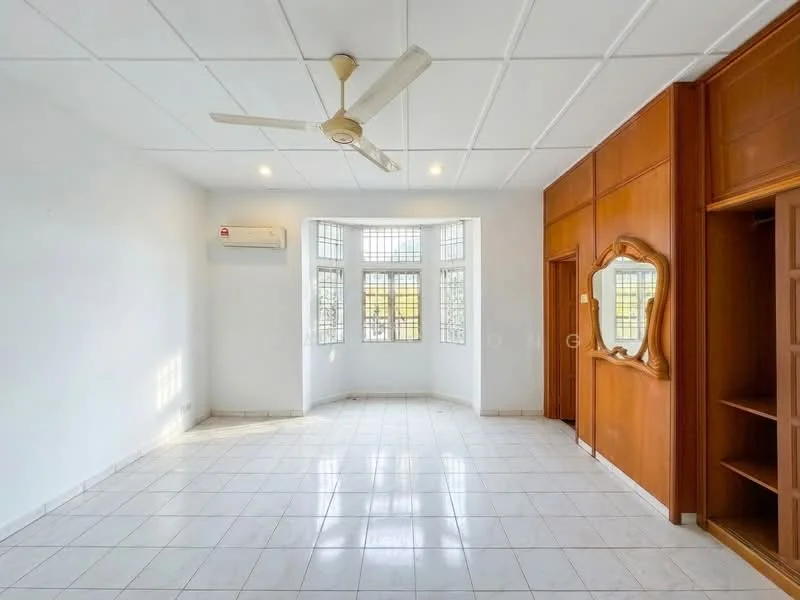 Living features: white painted walls, white ceiling with recessed lighting, ceramic tile flooring, 5-blade ceiling fan, wall-mounted split AC, bay window with multiple panes, wooden feature wall with mirror, built-in shelving unit, natural light from windows; style: modern.