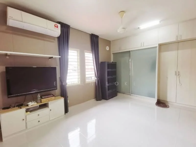 Room features: white tiled flooring, light grey painted walls, 2 windows with horizontal slats, wall-mounted air conditioning unit, wall-mounted TV, TV console with storage, black bookshelf, sliding glass wardrobe, ceiling fan, curtains on windows; style: modern.