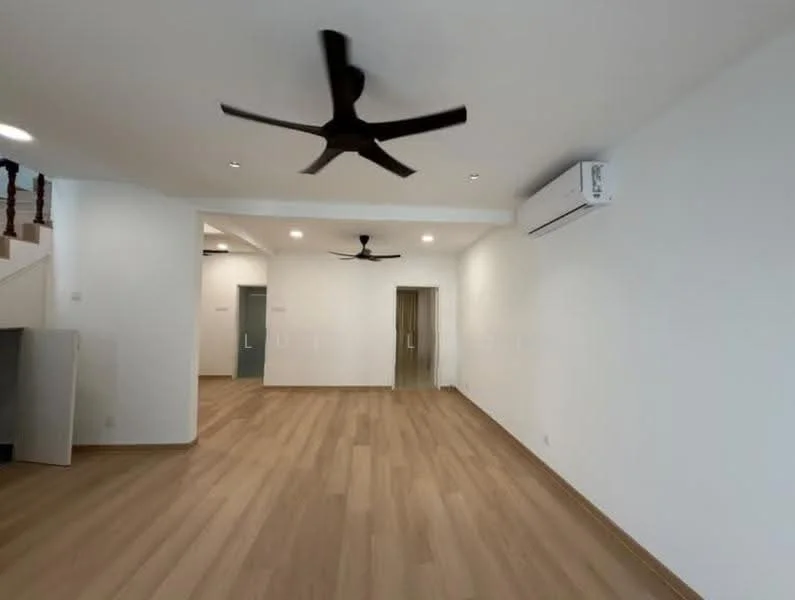 Living features: light wood laminate flooring, white painted walls, 5-blade ceiling fan with light, 2 wall-mounted split AC units, recessed downlights, open layout, large windows for natural light, neutral color scheme; style: modern.