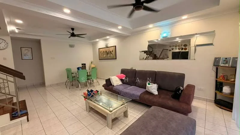 Living features: L-shape sectional sofa in brown, coffee table with glass top, 2 ceiling fans, wall-mounted mirror, tile flooring, recessed lighting, decorative artwork on wall, open shelving unit, wall clock, area rug, green dining chairs, dining table; style: modern.