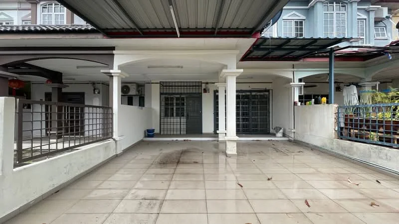 Exterior type: linked terrace house; features: covered porch area, tiled flooring, white painted walls, metal grilles on windows, sliding glass doors, gutter system, exposed beams, manicured garden area, surrounding residential buildings; style: modern.