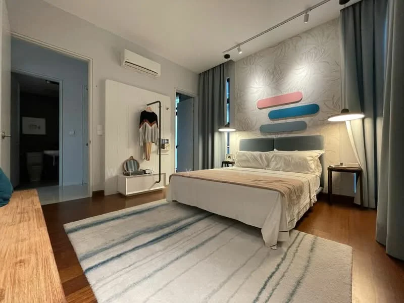 Bedroom features: king-size bed with white bedding, upholstered headboard in light grey, two bedside lamps with white shades, wooden bedside tables, decorative wall with floral pattern, recessed ceiling lights, 5-blade ceiling fan, large window with grey curtains, area rug with striped pattern, wooden bench against the wall, wall-mounted air conditioning unit, built-in wardrobe with mirror; style: modern.