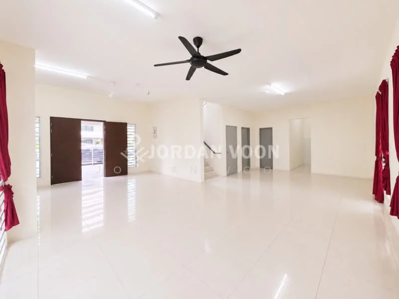 Living features: white painted walls, polished ceramic tile flooring, 5-blade ceiling fan, large windows with horizontal slats, red curtains, double wooden doors, open layout, bright natural light; style: modern.