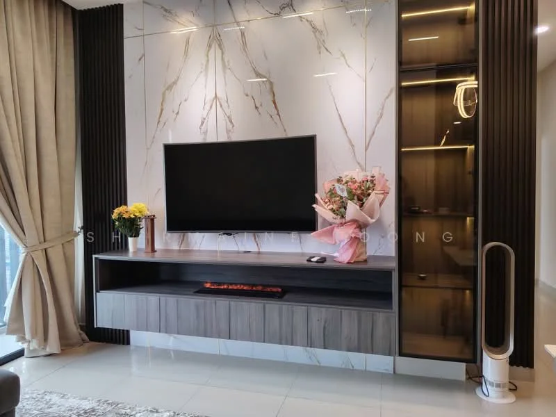 Living features: wall-mounted TV, floating TV console in grey wood, marble feature wall with gold veining, decorative flower arrangement, LED strip lighting, curtains in beige, floor-to-ceiling windows, recessed lighting, glass display cabinet, electric fireplace; style: modern; view: city.
