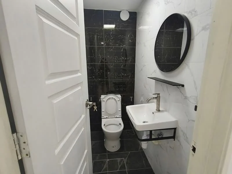 Bathroom features: black marble tile flooring, white ceramic toilet, white sink with black frame, chrome basin mixer faucet, round black mirror, white tiled walls with black accents, wall-mounted shelf, recessed lighting; style: modern.