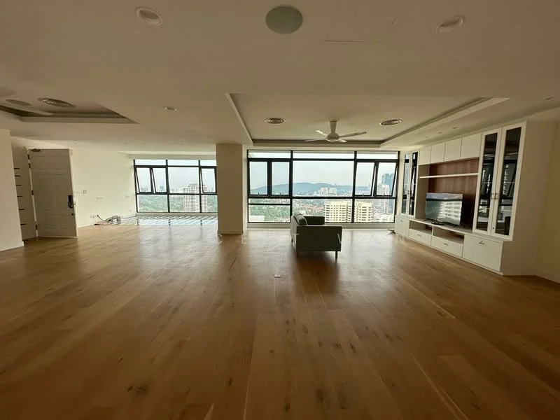Living features: large floor-to-ceiling windows, wooden flooring, 5-blade ceiling fan, recessed downlights, built-in cabinetry, open layout, neutral wall color, city skyline view; style: modern; view: city.