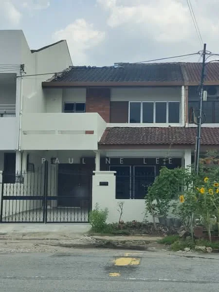 Exterior type: linked terrace house; features: white painted facade, red brick accents, flat roof, single-storey, black metal gate, front garden with sunflowers, paved walkway, driveway, window with white frames, balcony with railing; style: modern.