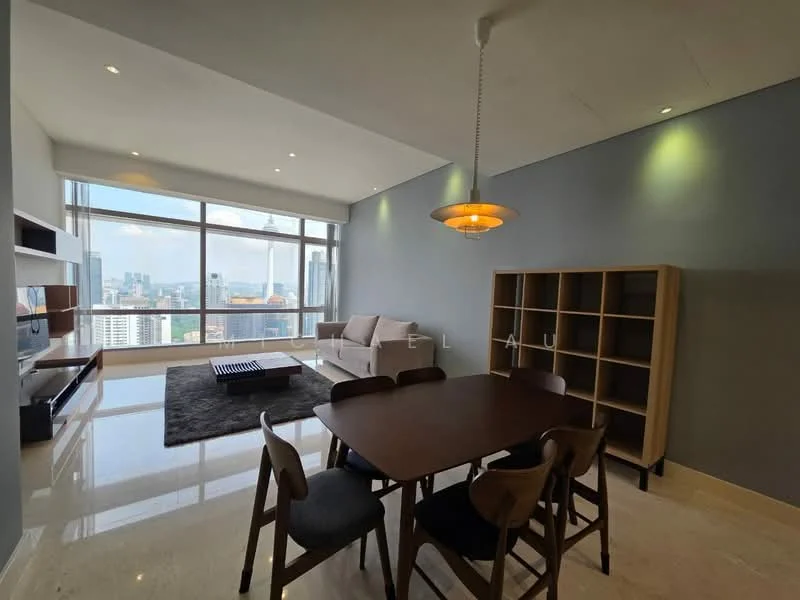 Living features: floor-to-ceiling windows, grey painted walls, marble flooring, 3-seater fabric sofa in light beige, coffee table, TV console, wall-mounted TV, area rug with geometric pattern, dining table with 6 chairs, open shelving unit, pendant light, recessed downlights; style: modern; view: city.