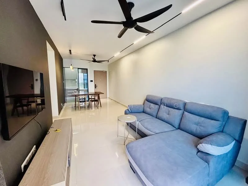 Living features: 3-seater fabric sofa in light blue, wall-mounted TV, light wood TV console, white walls, grey accent wall, recessed LED downlights, 2 ceiling fans, glossy tile flooring, small round side table; style: modern.
