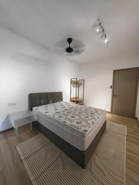 Bedroom features: queen-size bed, upholstered headboard, bedside table, ceiling fan, track lighting, wood flooring, area rug, neutral painted walls; style: modern.