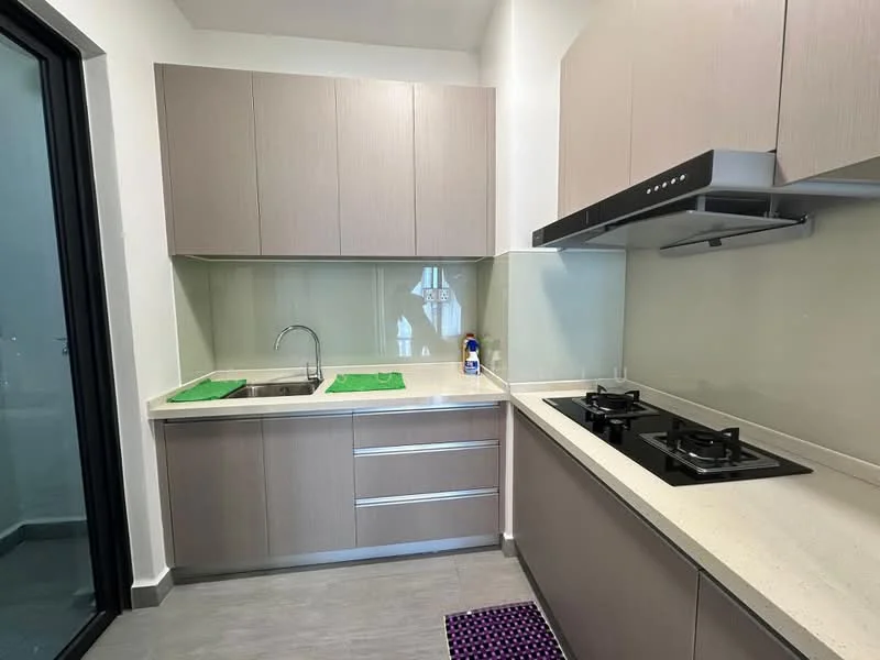 Kitchen features: light wood cabinetry, white countertop, single-bowl stainless-steel sink, chrome pull-down faucet, built-in gas hob, exhaust hood, green dish mat, grey tile flooring, glass splashback, floor-to-ceiling window, sliding glass door; style: modern.