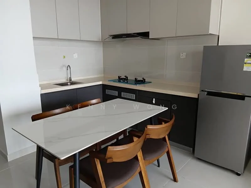 Kitchen features: single-bowl stainless-steel sink, chrome pull-down faucet, white quartz countertop, grey cabinetry, built-in gas hob with two burners, stainless-steel fridge, white tiled backsplash, dining table with four wooden chairs, grey wall cabinets, light grey floor tiles; style: modern.
