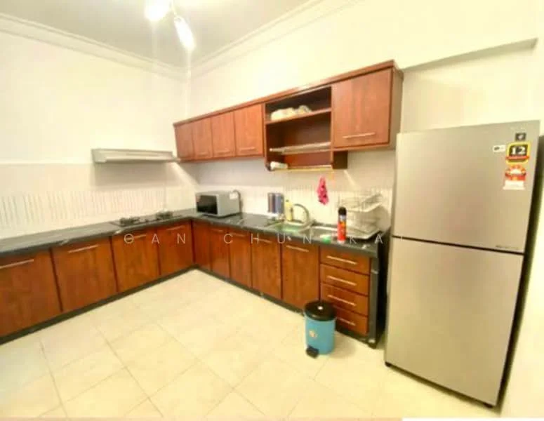 Kitchen features: brown wooden cabinetry, black granite countertop, stainless-steel fridge, built-in oven, 4-burner gas hob, microwave, sink with faucet, tile backsplash, cream tiled flooring, ceiling lights; style: modern.