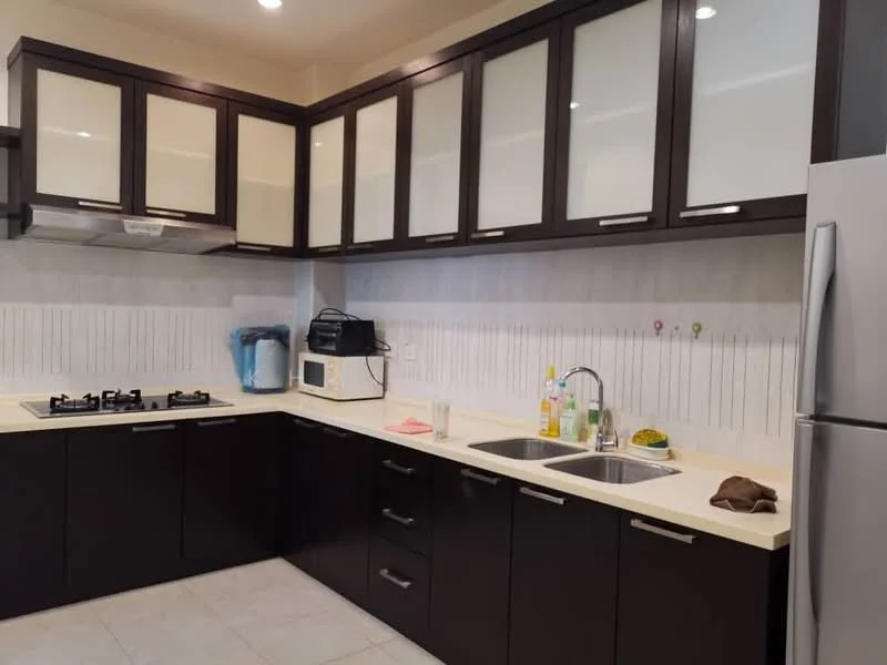 Kitchen features: dark wood cabinetry, white upper cabinets with glass fronts, light-colored countertop, stainless-steel sink, chrome pull-down faucet, 4-burner gas hob, built-in microwave, stainless-steel refrigerator, tile backsplash, ceramic tile flooring, under-cabinet lighting; style: modern.