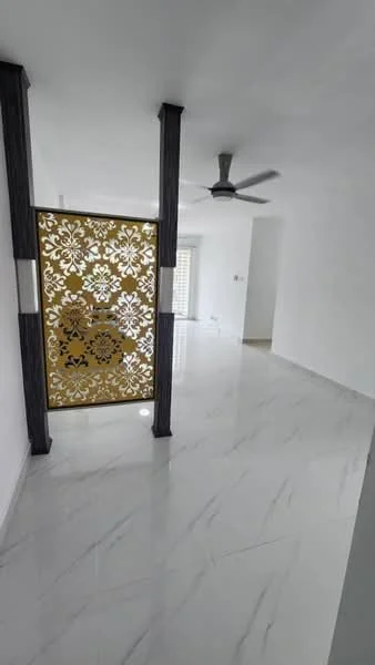 Room features: white painted walls, marble tile flooring, 5-blade ceiling fan, decorative partition with floral pattern, large windows for natural light; style: modern.