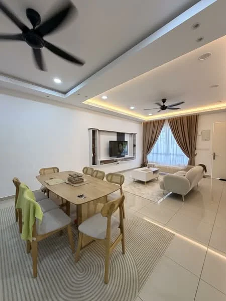 Living features: 5-blade ceiling fan with light, recessed downlights, white painted walls, glossy tile flooring, sofa in light color, coffee table, TV console, wall-mounted TV, dining table with 6 chairs, area rug with circular pattern, curtains in light brown, decorative wall panel; style: modern.