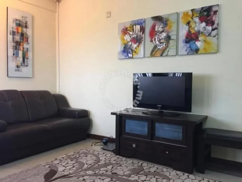 Living features: 3-seater leather sofa in dark brown, wooden TV console with drawers, wall-mounted flat-screen TV, area rug with floral pattern, framed artwork with abstract design, cream painted walls, light-colored flooring; style: modern.