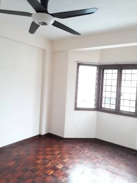 Room features: wooden flooring, white painted walls, 5-blade ceiling fan, corner windows, grid-pattern window design; style: modern.