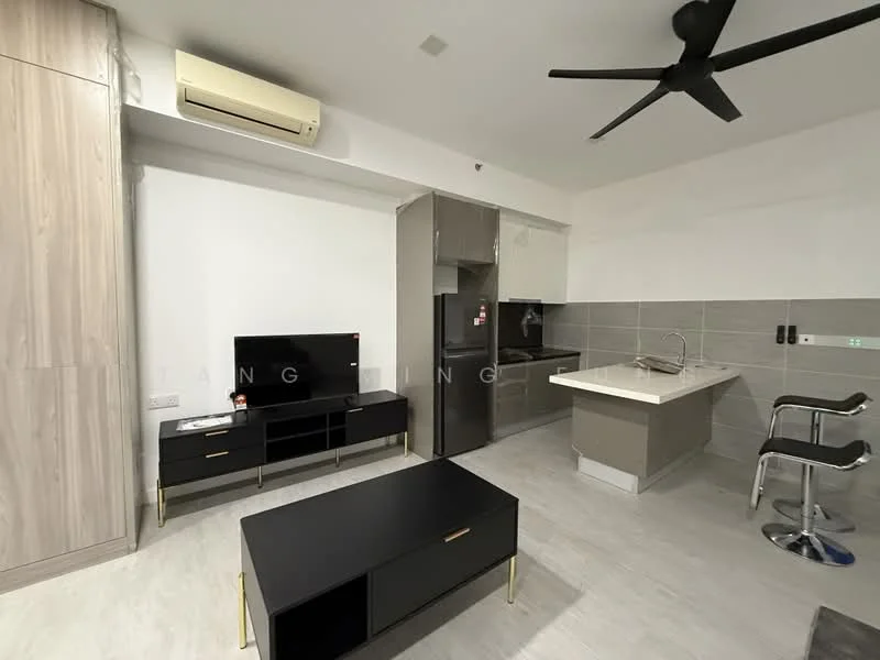 Living features: light grey wall, white ceiling, 5-blade ceiling fan in black, wall-mounted air conditioning unit, black TV console, flat-screen TV, black coffee table, kitchen island with countertop, stainless-steel sink, built-in kitchen cabinetry, stainless-steel fridge, freestanding range oven, bar stools at kitchen island; style: modern.