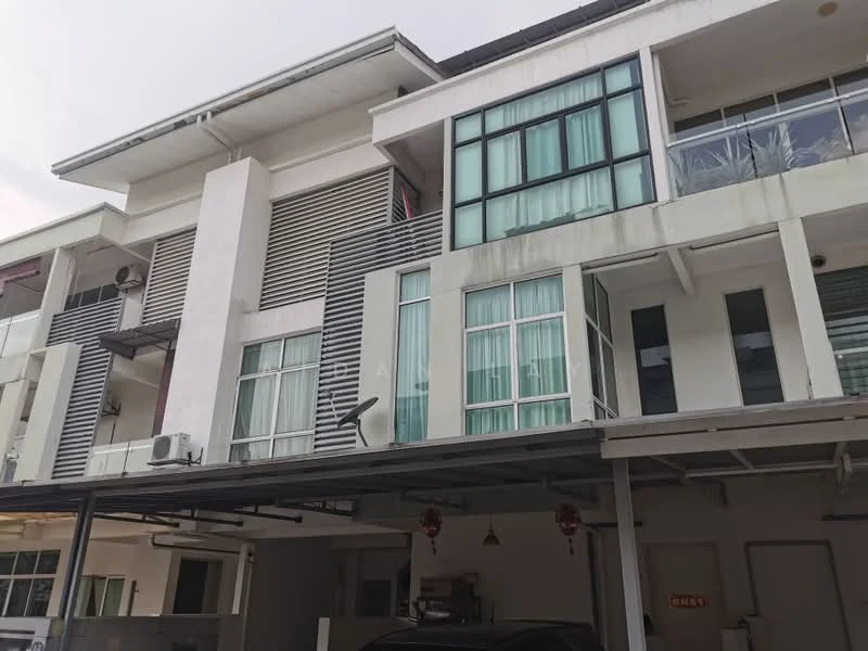 Exterior type: linked terrace house; features: white painted facade, glass windows, horizontal louvre screens, balconies with glass railings, car porch with awning, multiple air conditioning units, modern architectural design; style: modern.