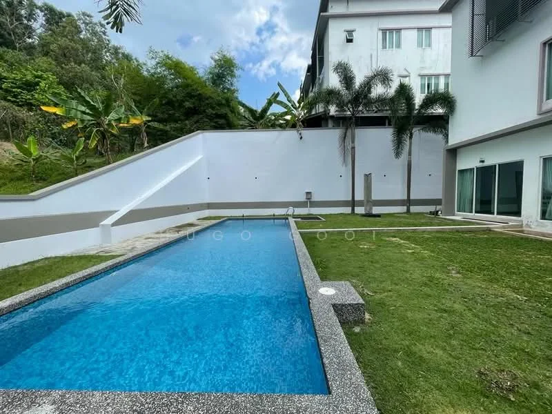 Exterior type: detached bungalow; features: infinity pool, pool deck with loungers, manicured lawn, landscaped garden with palm trees, white painted facade, large glass sliding doors, concrete wall, surrounded by greenery; style: modern.