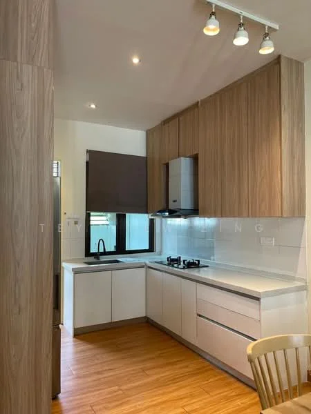 Kitchen features: white cabinetry with flat-panel doors, wooden accent cabinetry, quartz countertop, single-bowl stainless-steel sink, chrome pull-down faucet, built-in oven, 4-burner gas hob, window with black roller blinds, recessed downlights, wooden flooring; style: modern.