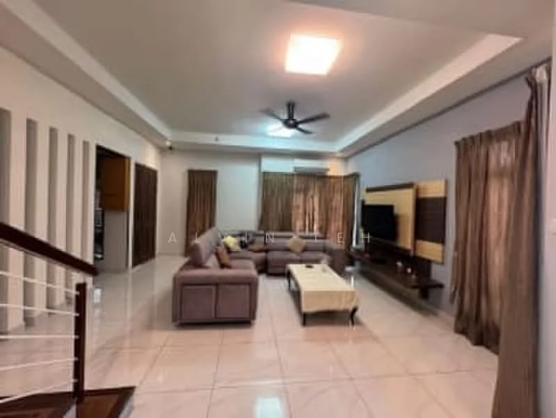 Living features: L-shape sectional sofa in grey, coffee table, wall-mounted TV, TV console, area rug, 5-blade ceiling fan with light, cream painted walls, tile flooring, curtains on windows, decorative wall paneling, recessed ceiling lights; style: modern.