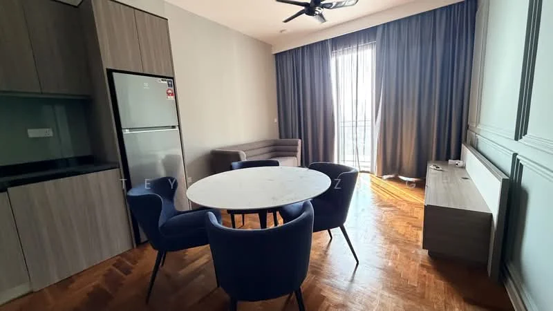 Living features: grey fabric sofa, round marble dining table, 4 blue upholstered dining chairs, wooden TV console, floor-to-ceiling windows, curtains, wood parquet flooring, ceiling fan; style: modern.