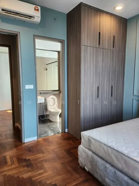 Bedroom features: parquet wood flooring, blue painted walls, built-in wardrobe with wood finish, 1 wall-mounted split AC, queen-size bed, window with natural light, decorative ceiling light; style: modern. Bathroom features: one-piece toilet, vanity with mirror, tile flooring, shower area, white walls; style: modern.