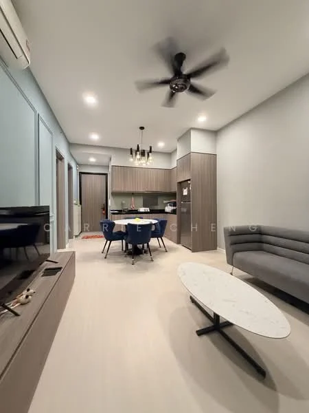 Living features: light grey painted walls, white ceiling, 5-blade ceiling fan with light, recessed downlights, laminate flooring, sofa in grey fabric, coffee table with white top, TV console, wall-mounted TV, dining table for 4 with blue upholstered chairs, kitchen area with wooden cabinetry, open layout; style: modern.