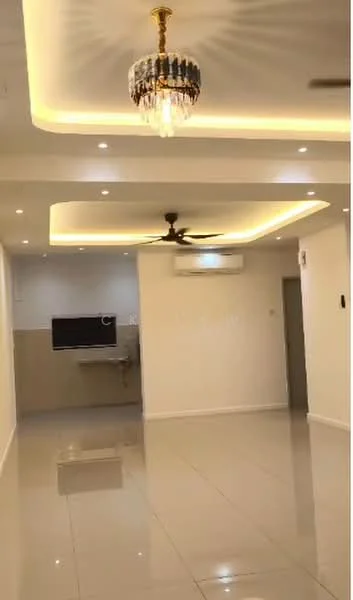 Living features: white painted walls, glossy ceramic tile flooring, tray ceiling with recessed lighting, chandelier, 5-blade ceiling fan, wall-mounted split AC, open layout, kitchenette area visible in background; style: modern.
