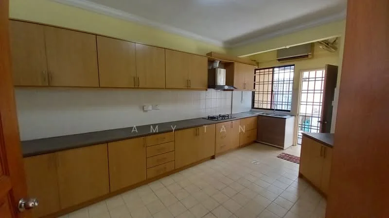 Kitchen features: light wood cabinetry, grey countertop, built-in gas hob, exhaust hood, double-bowl stainless-steel sink, window with grid pattern, floor tiles in beige, wall-mounted split AC, door leading to outdoor area, tile backsplash, open shelving, kitchen island, recessed lighting; style: modern.