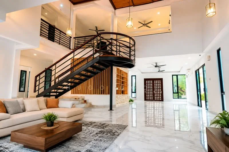 Living features: marble flooring, white painted walls, exposed wooden ceiling, 5-blade ceiling fans, large windows with black frames, open layout, decorative wooden feature wall, built-in shelving, recessed lighting, area rug with geometric pattern, sofa with cushions in beige and orange, coffee table in wood, potted plant; style: modern; view: garden.