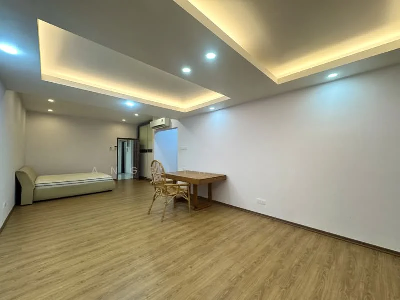 Living features: laminate flooring, white painted walls, tray ceiling with recessed lighting, 1 wall-mounted split AC, dining table with 2 chairs, single bed, floor-to-ceiling windows, natural light; style: modern.