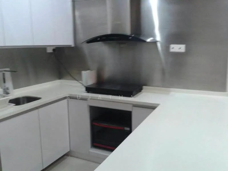 Kitchen features: white cabinetry, stainless-steel backsplash, white countertop, single-bowl stainless-steel sink, chrome pull-down faucet, built-in oven, 4-burner gas hob, exhaust hood, under-cabinet lighting; style: modern.