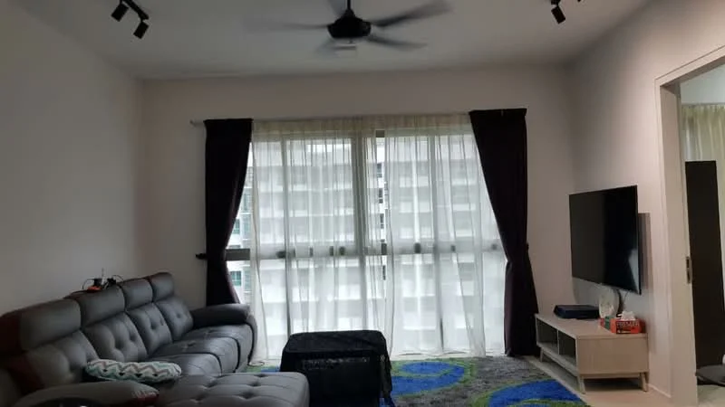 Living features: 3-seater leather sofa in grey, ceiling fan with light, wall-mounted TV, TV console, area rug with circular pattern, floor-to-ceiling windows, sheer curtains, blackout curtains, decorative throw pillows, coffee table, recessed downlights, light-colored walls, carpeted flooring; style: modern.