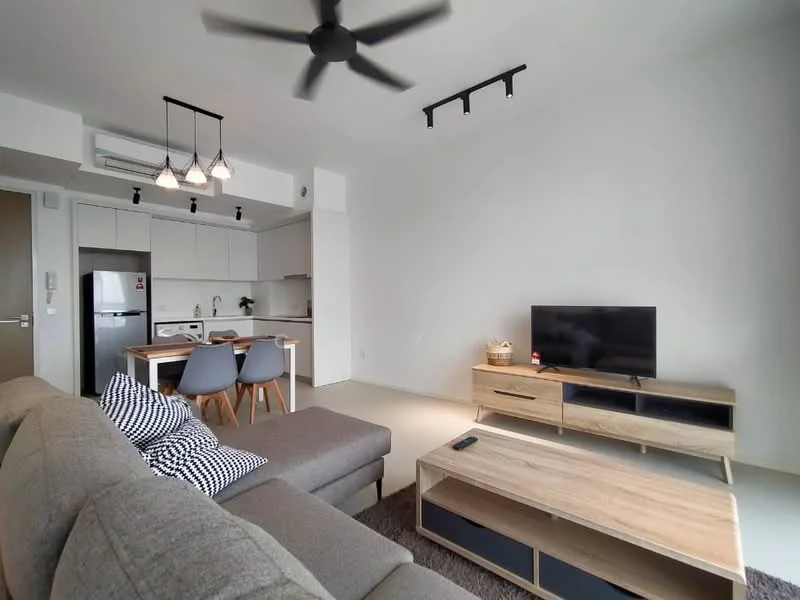 Living features: 3-seater fabric sofa in grey, coffee table in light wood, TV console in light wood with black accents, wall-mounted TV, ceiling fan with light, recessed downlights, area rug in dark brown, open-plan layout to kitchen, large window with natural light; style: modern. Kitchen features: white cabinetry, stainless-steel fridge, built-in oven, 4-burner gas hob, extractor hood, grey countertop, bar stools, open layout to living area; style: modern.