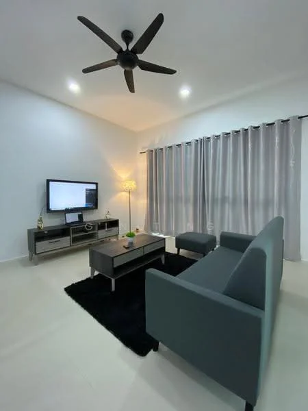 Living features: 3-seater fabric sofa in grey, coffee table, TV console, wall-mounted TV, area rug in black, 5-blade ceiling fan, recessed downlights, curtains in grey, light floor tiles, decorative lamp; style: modern.
