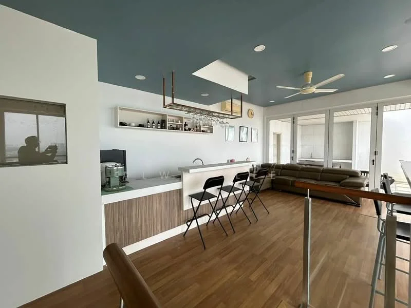 Living features: wooden flooring, blue painted ceiling, 5-blade ceiling fan, open shelving with glassware, bar counter with stools, large sliding glass doors, sofa in brown leather, wall-mounted clock, recessed downlights, kitchen area with sink, decorative wall art; style: modern.