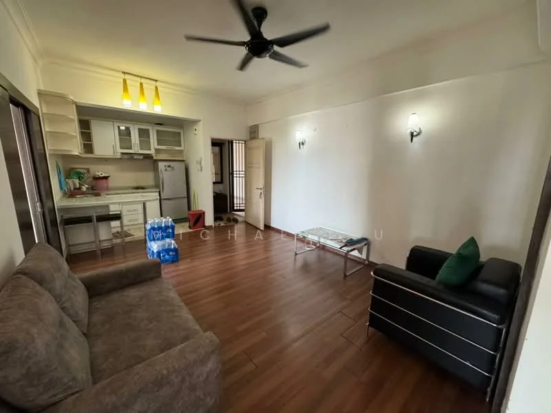 Living features: laminate flooring, white painted walls, 5-blade ceiling fan, sofa in grey fabric, glass coffee table, black leather armchair, kitchenette with cabinets, countertop with sink, refrigerator, open shelving, pendant lighting; style: modern.